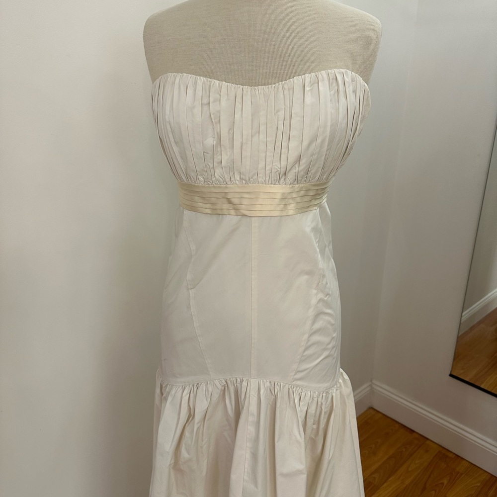 Saja Classic Fitted Strapless Wedding Gown